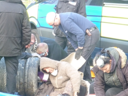 Police protester removal team working to release two campaigners who locked together outside the farm run the owner of Cuadrilla's shale gas site, 15 October 2018. Photo: DrillOrDrop